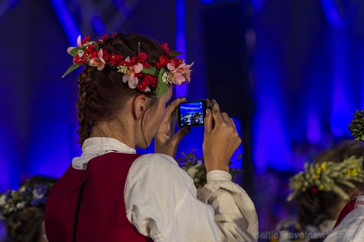 Ar aptuveni 18 000 dalībnieku uzstāšanos Mežaparka Lielajā estrādē noslēdzas XXV Vispārējie latviešu Dziesmu un XV Deju svētki 98333