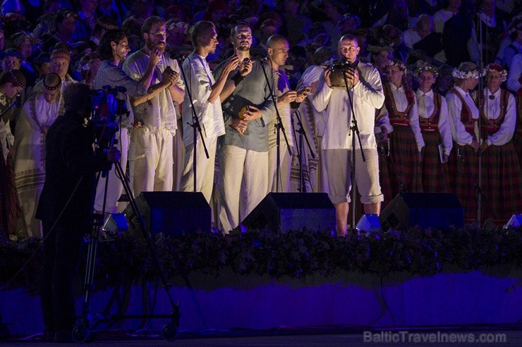 Ar aptuveni 18 000 dalībnieku uzstāšanos Mežaparka Lielajā estrādē noslēdzas XXV Vispārējie latviešu Dziesmu un XV Deju svētki 98334