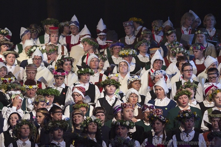 Ar aptuveni 18 000 dalībnieku uzstāšanos Mežaparka Lielajā estrādē noslēdzas XXV Vispārējie latviešu Dziesmu un XV Deju svētki 98335
