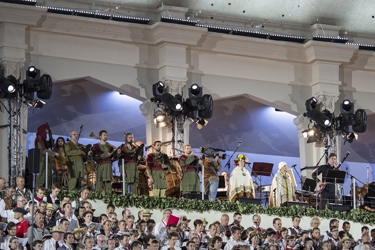 Ar aptuveni 18 000 dalībnieku uzstāšanos Mežaparka Lielajā estrādē noslēdzas XXV Vispārējie latviešu Dziesmu un XV Deju svētki 98336