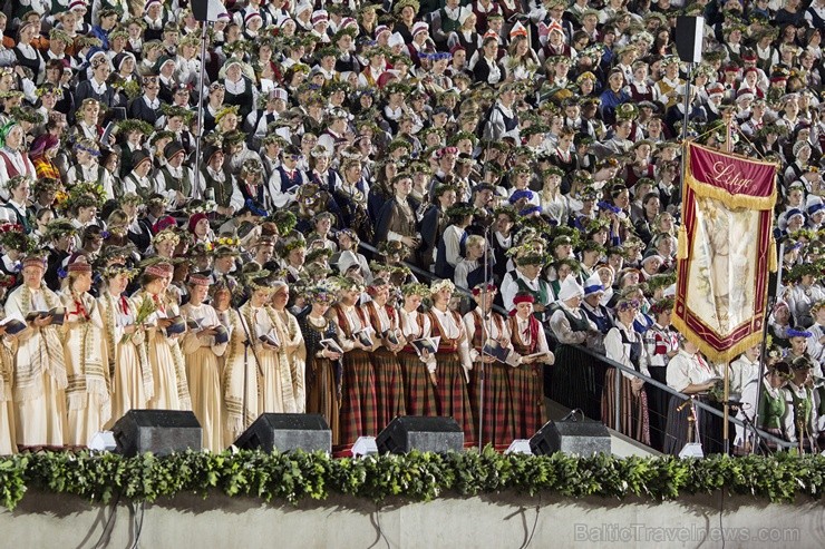 Ar aptuveni 18 000 dalībnieku uzstāšanos Mežaparka Lielajā estrādē noslēdzas XXV Vispārējie latviešu Dziesmu un XV Deju svētki 98338