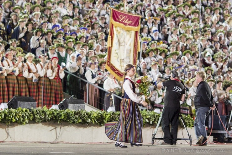 Ar aptuveni 18 000 dalībnieku uzstāšanos Mežaparka Lielajā estrādē noslēdzas XXV Vispārējie latviešu Dziesmu un XV Deju svētki 98339