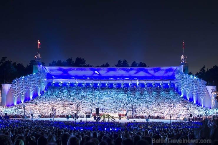 Ar aptuveni 18 000 dalībnieku uzstāšanos Mežaparka Lielajā estrādē noslēdzas XXV Vispārējie latviešu Dziesmu un XV Deju svētki 98340
