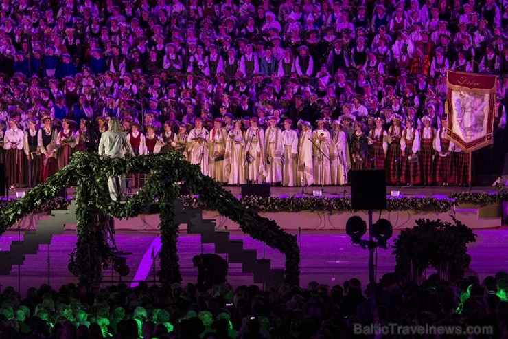 Ar aptuveni 18 000 dalībnieku uzstāšanos Mežaparka Lielajā estrādē noslēdzas XXV Vispārējie latviešu Dziesmu un XV Deju svētki 98341