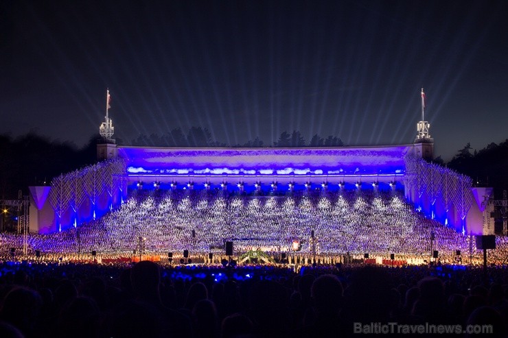 Ar aptuveni 18 000 dalībnieku uzstāšanos Mežaparka Lielajā estrādē noslēdzas XXV Vispārējie latviešu Dziesmu un XV Deju svētki 98343