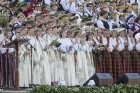 Ar aptuveni 18 000 dalībnieku uzstāšanos Mežaparka Lielajā estrādē noslēdzas XXV Vispārējie latviešu Dziesmu un XV Deju svētki 7