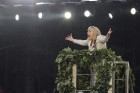 Ar aptuveni 18 000 dalībnieku uzstāšanos Mežaparka Lielajā estrādē noslēdzas XXV Vispārējie latviešu Dziesmu un XV Deju svētki 21