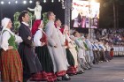 Ar aptuveni 18 000 dalībnieku uzstāšanos Mežaparka Lielajā estrādē noslēdzas XXV Vispārējie latviešu Dziesmu un XV Deju svētki 29