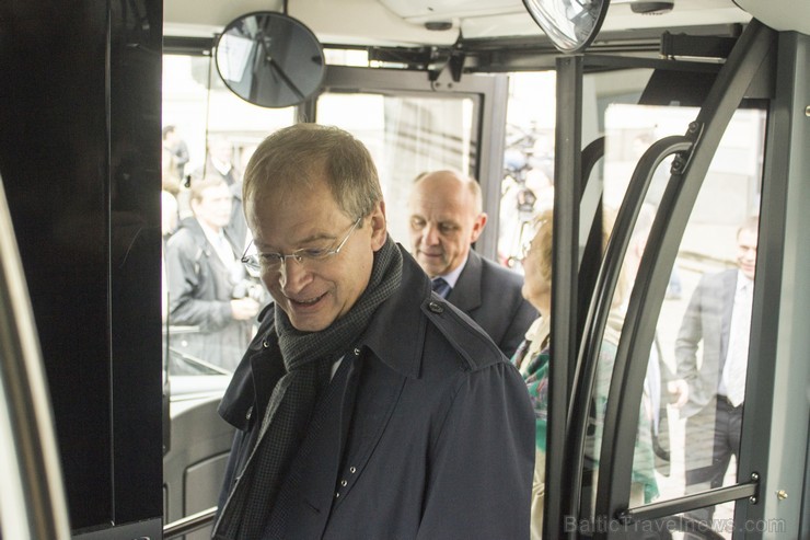 Rīgā Rātslaukumā tika demonstrēts ūdeņraža autobuss 107707