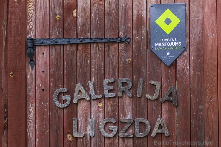 Keramikas darbnīcas Cepļi pagalmā apmeklētājus gaida galerija Ligzda, tajā iegādājams visplašākais podnieku darinājumu klāsts 112292