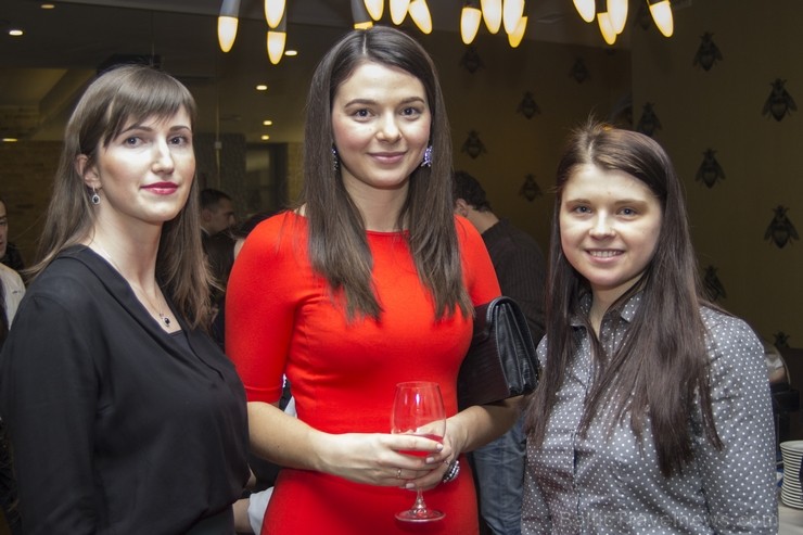 No kreisās: Wellton Centrum Hotel & Spa direktore Oļesja Prokofjeva, Olga Muhina, Travelnews.lv redaktore Daiga Bazule 112598
