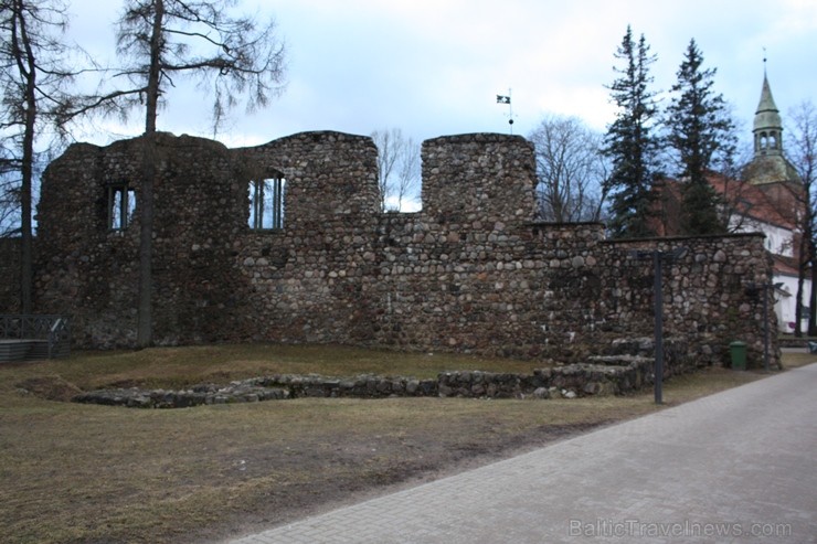 Livonijas Ordeņa pils uzbūvēta 13. gadsimtā, taču 17. gadsimtā Ziemeļu kara laikā tā tika nopostīta 115072