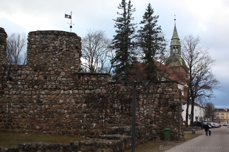 Livonijas ordeņa pilsdrupas blakus Svētā Sīmaņa baznīcai 115077