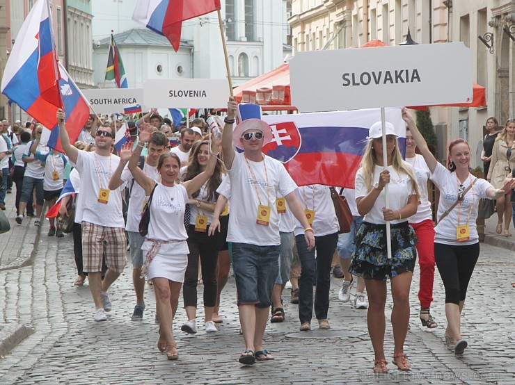 Pasaules koru olimpiādes gājiens Rīgas ielās norīt lielās ovācijās 128302