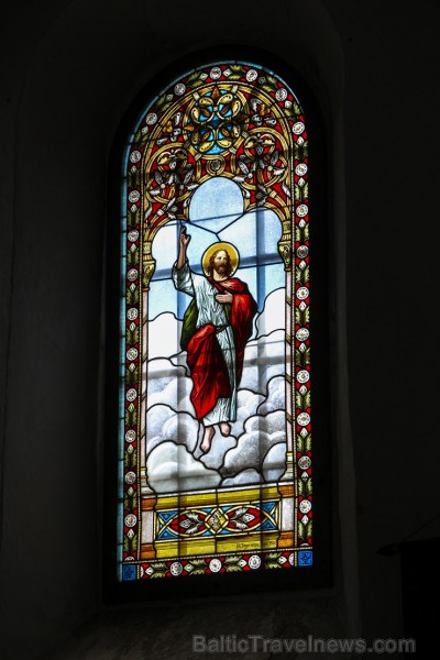 Baznīcā ir aplūkojama M. Baijermana firmā 1903. gadā izgatavotās divas vitrāžas 128734