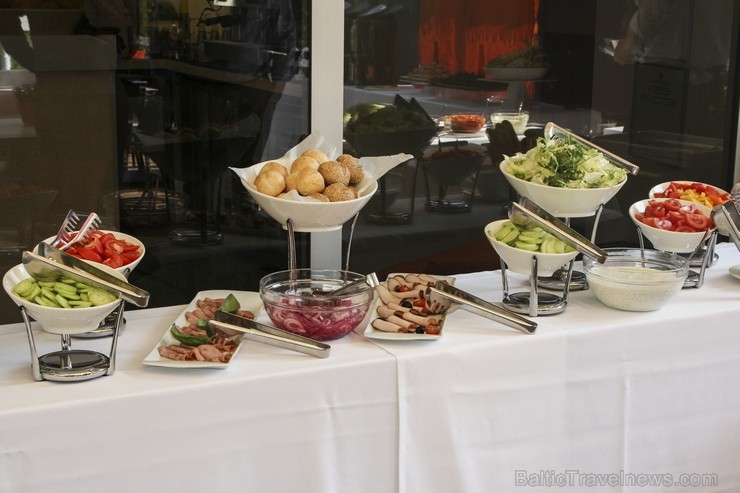 Grila ēdieni, salātu bārs un dažādi deserti izbaudāmi kopš 24. jūlija viesnīcas «SemaraH Hotel Lielupe» vasaras grila terasē 129151