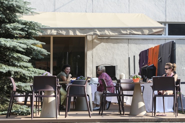 Grila ēdieni, salātu bārs un dažādi deserti izbaudāmi kopš 24. jūlija viesnīcas «SemaraH Hotel Lielupe» vasaras grila terasē 129162