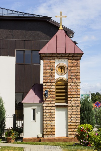 Bauskas katoļu baznīca celta 1864. gadā, interjers iekārtots 19.gs. otrajā pusē. Blakus nelielajam dievnamam 1891. gadā uzcelts zvanu tornis 129964