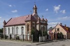 Bauskas katoļu baznīca celta 1864. gadā, interjers iekārtots 19.gs. otrajā pusē. Blakus nelielajam dievnamam 1891. gadā uzcelts zvanu tornis 1