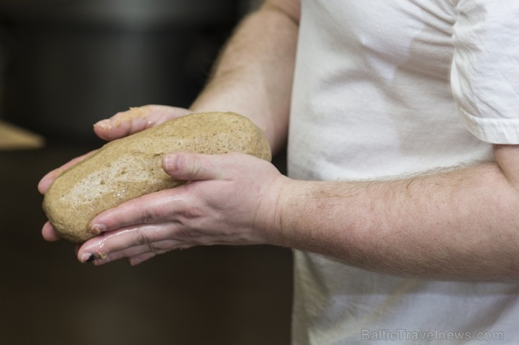 Rudzu maize ir veselīga, jo tiešā veidā netiek izmantots raugs. Klaipiņus dala un veido tikai ar rokām 130283