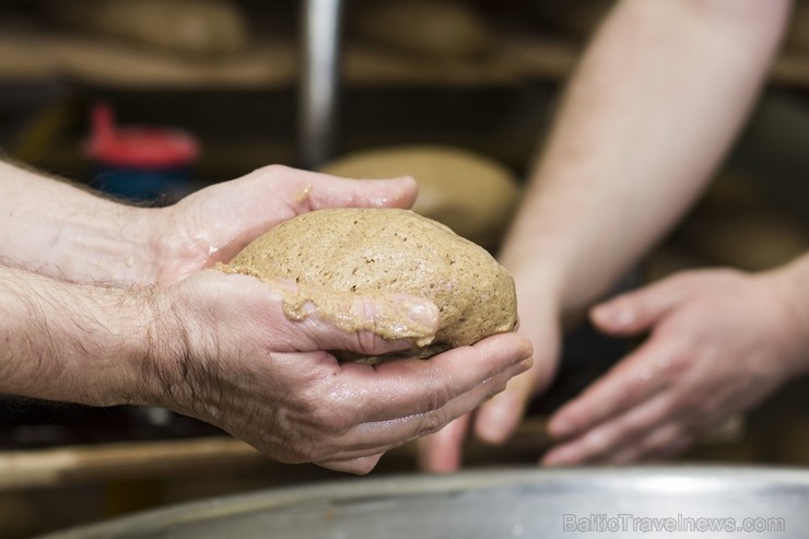 Rudzu maize ir veselīga, jo tiešā veidā netiek izmantots raugs. Klaipiņus dala un veido tikai ar rokām 130285