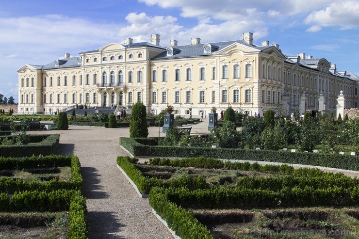 10 ha lielais baroka stila franču dārzs ir ievērojamākais vēsturiskais dārzs Baltijā. Dārzs tika ierīkots paralēli pils būvniecībai no 1736. līdz 1740 130452