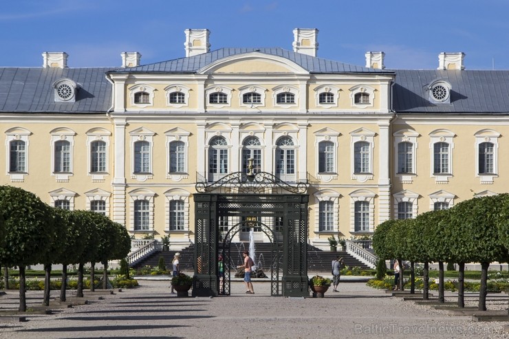 10 ha lielais baroka stila franču dārzs ir ievērojamākais vēsturiskais dārzs Baltijā. Dārzs tika ierīkots paralēli pils būvniecībai no 1736. līdz 1740 130463
