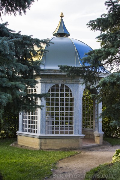 10 ha lielais baroka stila franču dārzs ir ievērojamākais vēsturiskais dārzs Baltijā. Dārzs tika ierīkots paralēli pils būvniecībai no 1736. līdz 1740 130474