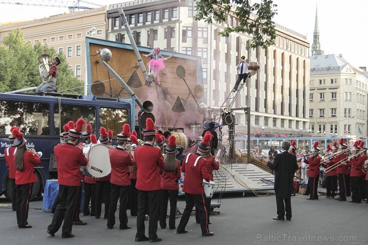 Rīgā aizvadīts vērienīgākais starptautiskais ielu mākslas un pasaules mūzikas festivāls «Re Re Rīga» 130544