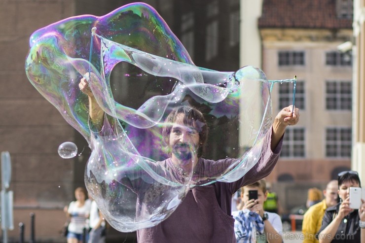 Pasaules apceļotājs Demians Zens no Argentīnas uz dažām dienām ieradies arī Rīgā, kur paspējis demonstrēt savas burbuļu pūšanas iemaņas 130666
