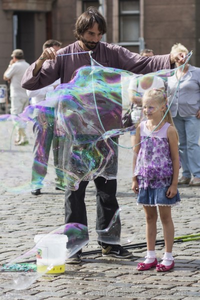 Pasaules apceļotājs Demians Zens no Argentīnas uz dažām dienām ieradies arī Rīgā, kur paspējis demonstrēt savas burbuļu pūšanas iemaņas 130667