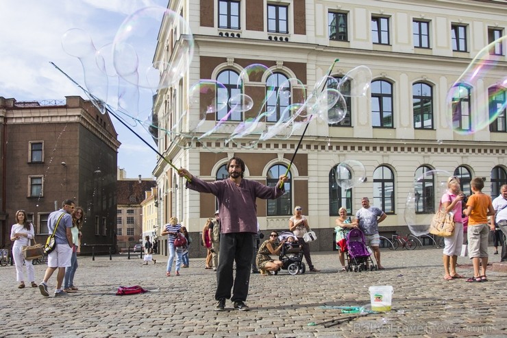 Pasaules apceļotājs Demians Zens no Argentīnas uz dažām dienām ieradies arī Rīgā, kur paspējis demonstrēt savas burbuļu pūšanas iemaņas 130668