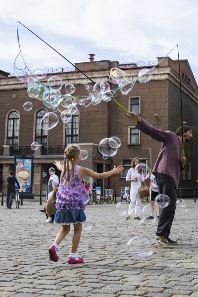 Pasaules apceļotājs Demians Zens no Argentīnas uz dažām dienām ieradies arī Rīgā, kur paspējis demonstrēt savas burbuļu pūšanas iemaņas 130669