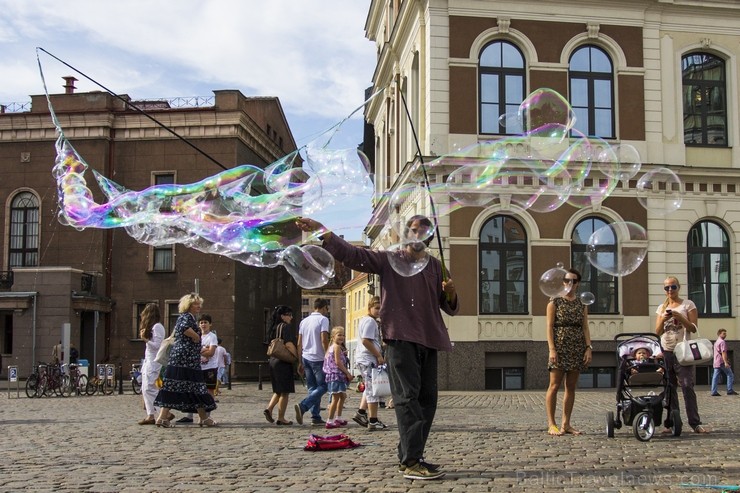 Pasaules apceļotājs Demians Zens no Argentīnas uz dažām dienām ieradies arī Rīgā, kur paspējis demonstrēt savas burbuļu pūšanas iemaņas 130670