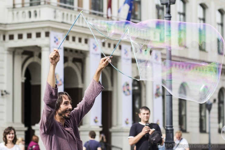 Pasaules apceļotājs Demians Zens no Argentīnas uz dažām dienām ieradies arī Rīgā, kur paspējis demonstrēt savas burbuļu pūšanas iemaņas 130671