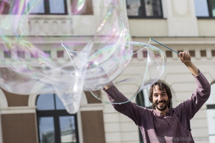 Pasaules apceļotājs Demians Zens no Argentīnas uz dažām dienām ieradies arī Rīgā, kur paspējis demonstrēt savas burbuļu pūšanas iemaņas 130673