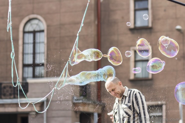 Pasaules apceļotājs Demians Zens no Argentīnas uz dažām dienām ieradies arī Rīgā, kur paspējis demonstrēt savas burbuļu pūšanas iemaņas 130674