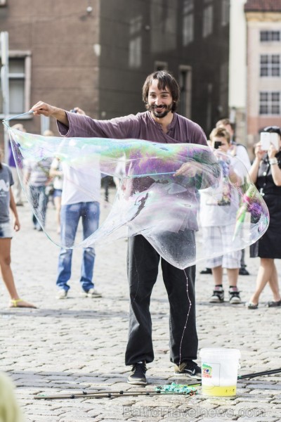 Pasaules apceļotājs Demians Zens no Argentīnas uz dažām dienām ieradies arī Rīgā, kur paspējis demonstrēt savas burbuļu pūšanas iemaņas 130679