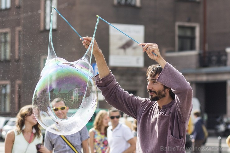 Pasaules apceļotājs Demians Zens no Argentīnas uz dažām dienām ieradies arī Rīgā, kur paspējis demonstrēt savas burbuļu pūšanas iemaņas 130680