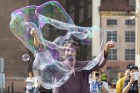 Pasaules apceļotājs Demians Zens no Argentīnas uz dažām dienām ieradies arī Rīgā, kur paspējis demonstrēt savas burbuļu pūšanas iemaņas 1