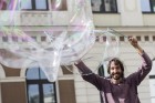 Pasaules apceļotājs Demians Zens no Argentīnas uz dažām dienām ieradies arī Rīgā, kur paspējis demonstrēt savas burbuļu pūšanas iemaņas 7