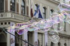 Pasaules apceļotājs Demians Zens no Argentīnas uz dažām dienām ieradies arī Rīgā, kur paspējis demonstrēt savas burbuļu pūšanas iemaņas 10