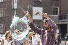 Pasaules apceļotājs Demians Zens no Argentīnas uz dažām dienām ieradies arī Rīgā, kur paspējis demonstrēt savas burbuļu pūšanas iemaņas 14