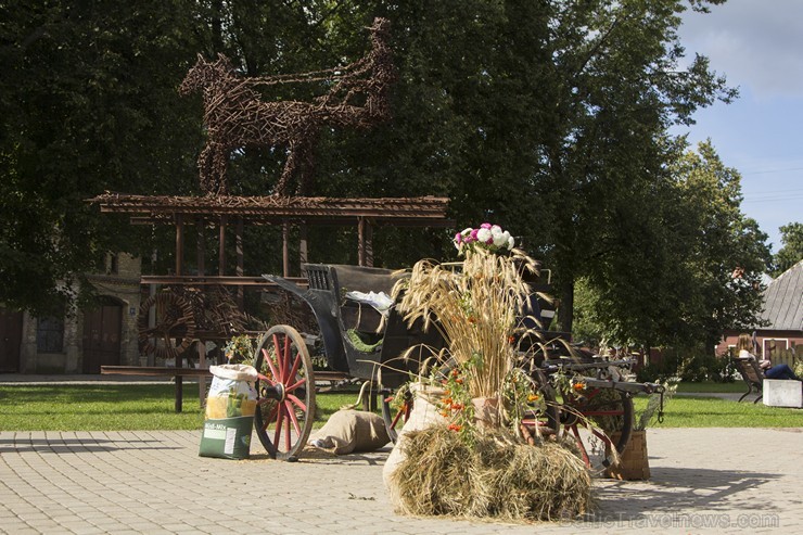 Mazās Kalna ielas skvērā noticis pasākums «Latvijas zirgi senāk un tagad» 131501