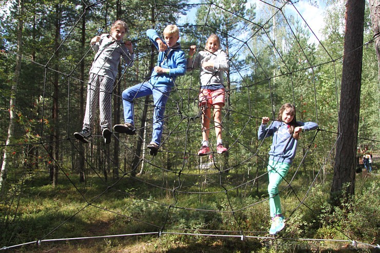 Baltijas lielākais tematiskais parks visai ģimenei «Lotes zeme» atrodas tikai 170 km attālumā no Rīgas - www.lottemaa.ee 131821