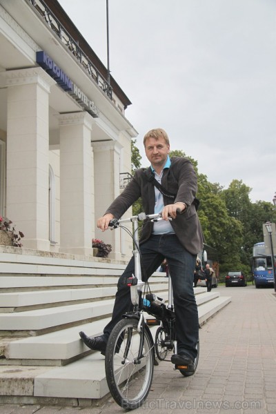 BalticTravelnews.com direktors Aivars Mackevičs ar saliekamo velosipēdu Tern Link C7 apceļo Cēsis 132465