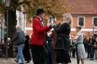 Rožu laukumā dejotāji mācīja senas dejas soļus arī pasākuma viesiem. 35