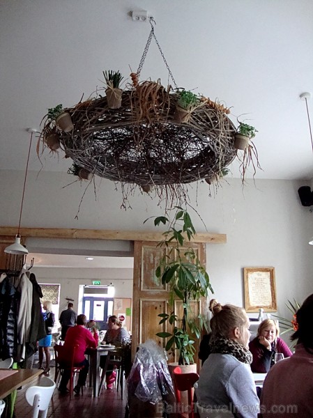 Fellin ir pašā Vīlandes centrā izvietota kafejnīca-restorāns, kas vienlaicīgi apbur ar mājīgu vienkāršību un pacilājoši svinīgu vidi. 134046