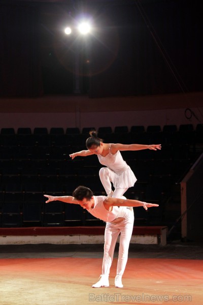 Ķīniešu akrobātiskais duets “Balets uz pleciem” mākslinieku Guo Zhimin un Zhang Yiaxiang sniegumā - unikāls ķīniešu akrobātiskā cirka sasniegums. 134134