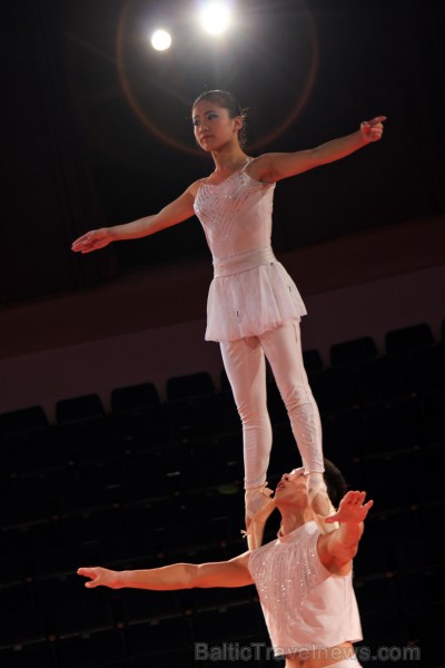 Ķīniešu akrobātiskais duets “Balets uz pleciem” mākslinieku Guo Zhimin un Zhang Yiaxiang sniegumā - unikāls ķīniešu akrobātiskā cirka sasniegums 134135